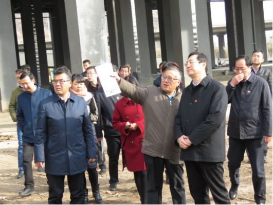 省委常委、西寧市委書記王曉在青海省物產(chǎn)集團(tuán)總公司黨委書記、總經(jīng)理王玉輝陪同下，深入青海物產(chǎn)朝陽物流園區(qū)。