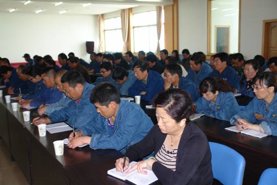 青海物產工業(yè)投資有限公司、青海長春炭素有限公司召開貫徹省第十二次黨代會精神學習傳